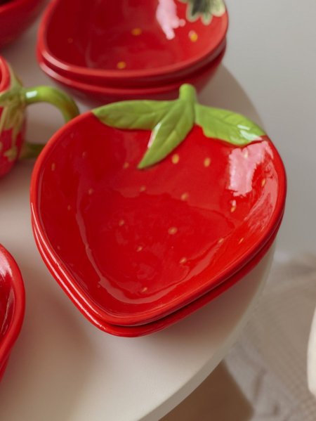 صحن مجور سيراميك تصميم فراولة لون أحمر