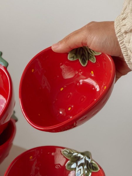 صحن مجور بورسلان تصميم فراولة لون أحمر