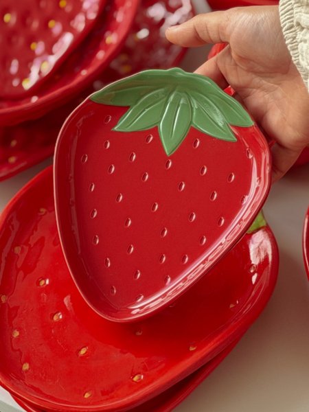 صحن تقديم مسطح بورسلان تصميم فراولة لون أحمر