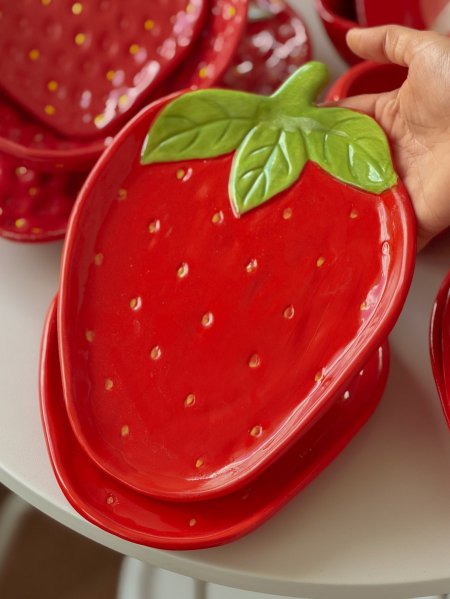 صحن مسطح سيراميك تصميم فراولة لون أحمر