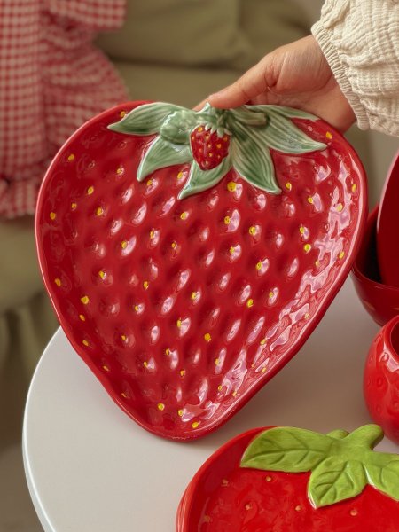 صحن فراولة تقديم حجم كبير باللون الأحمر