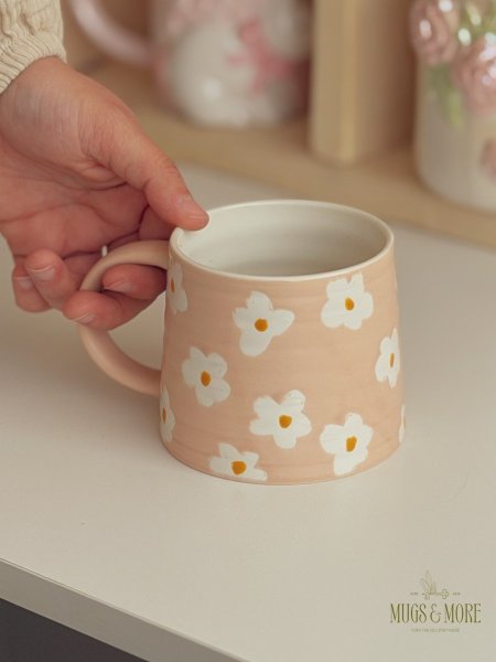 كوب ورد أقحوان برسومات ربيعية