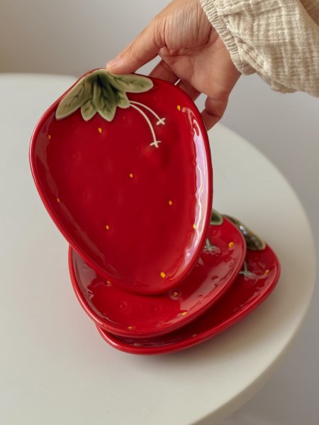 صحن تقديم مسطح بورسلان تصميم فراولة لون أحمر