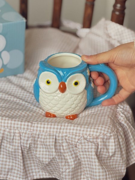 كوب بومة ربيعية مع ورد أقحوان على الوجه الثاني