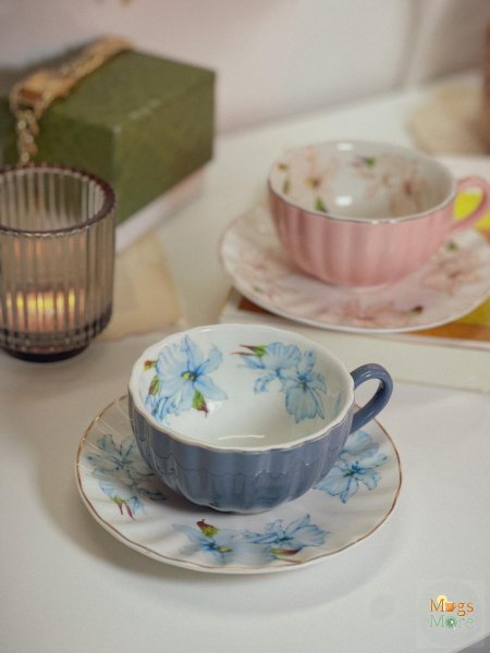 فنجان شاي مورد بألوان زاهية مع صحنه - ازرق غامق