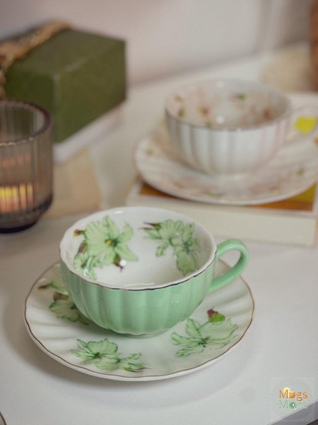 فنجان شاي مورد بألوان زاهية مع صحنه - اخضر