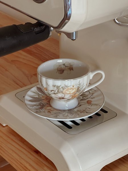 فنجان قهوة متعرج برسمة ورد