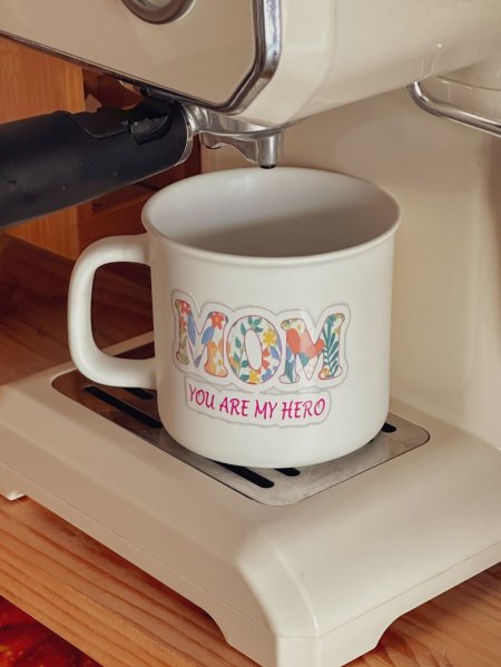كوب بعبارة “MOM you are my hero”