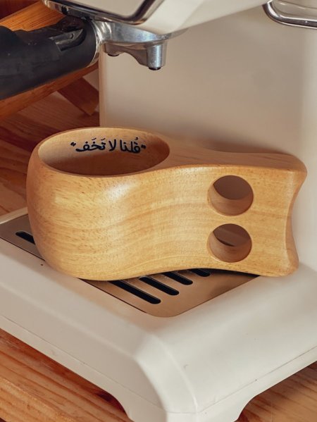 كوب خشب بعبارة “قلنا لا تَخف"