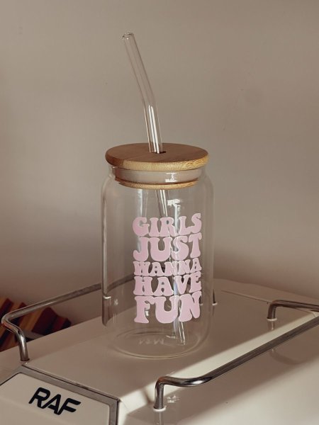 جرة شفافة بغطى خشب وشلمونة "girl just wanna have fun"