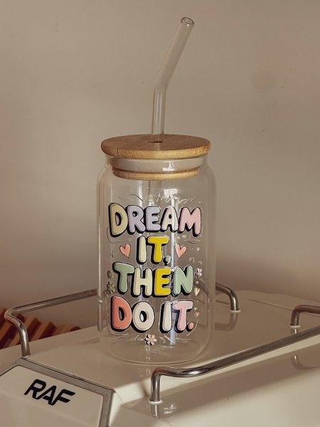 جرة شفافة بغطى خشب وشلمونة "Dream it then do it”