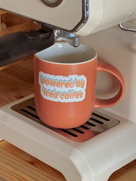 كوب بعبارة "powered by iced coffee"
