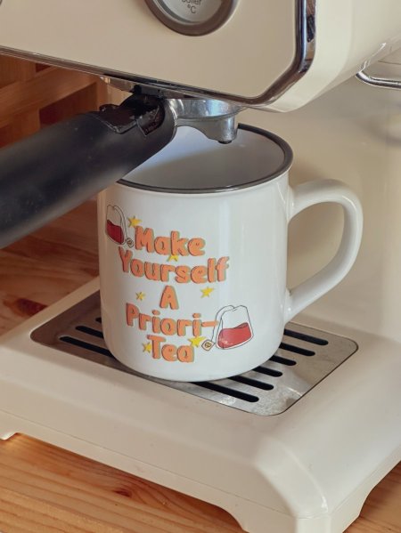 كوب بعبارة " make yourself a priori-tea"