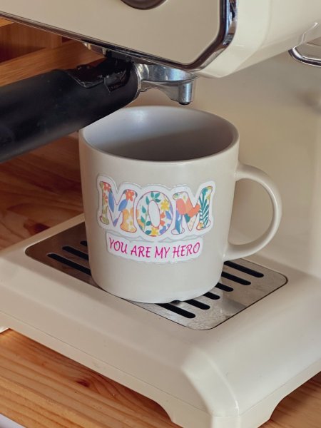 كوب بعبارة " Mom you are my hero"