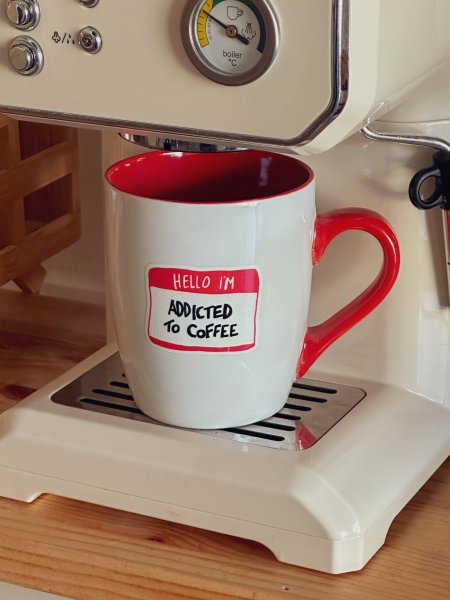 مج بعبارة " hello I'm addicted to coffee"