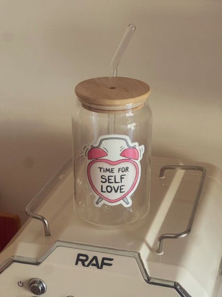 كوب شفاف مع غطى وشلمونة عبارة "time for self love”