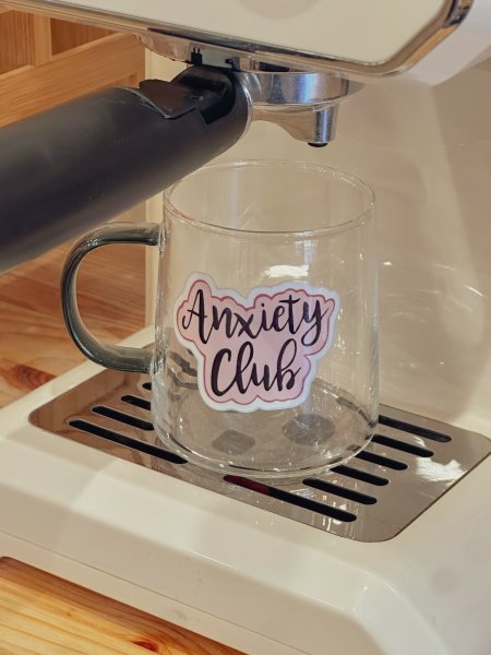 كوب شفاف بعبارة "Anxiety club"