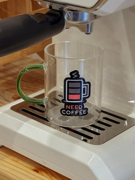 كوب شفاف بعبارة "Need coffee"