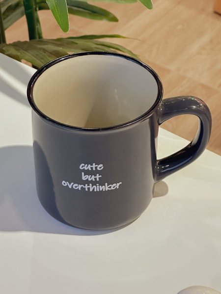 كوب مميز بعبارة "cute but overthinker”