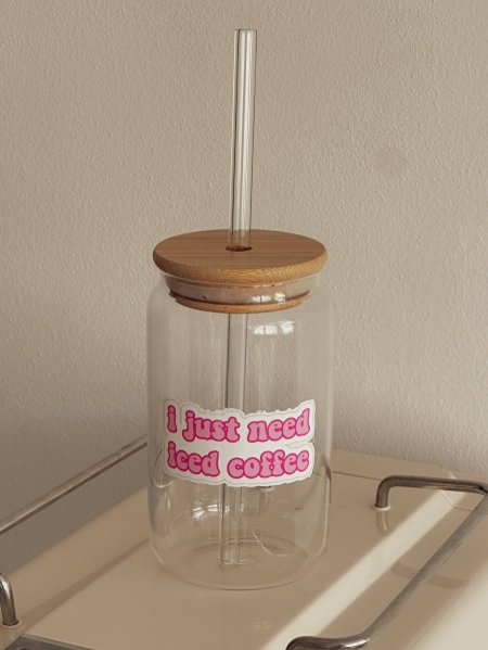 جرة شفافة بغطاية خشب وشلمونة "i just need iced coffee “