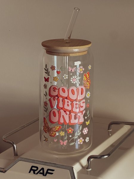 جرة شفافة مع غطى خشب وشلمونة "good vibes only"
