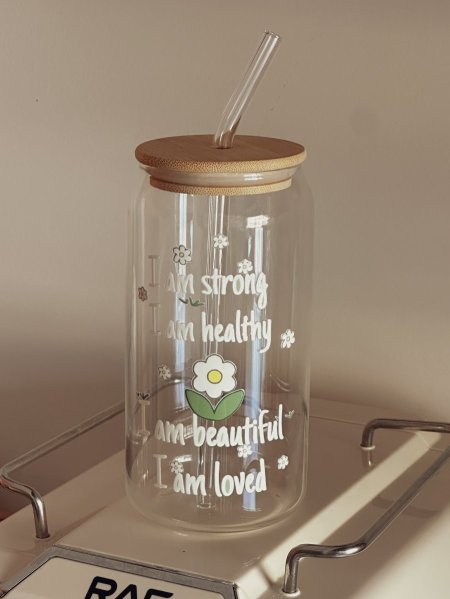 جرة شفافة بغطى خشب وشلمونة "i am strong, i am healthy "