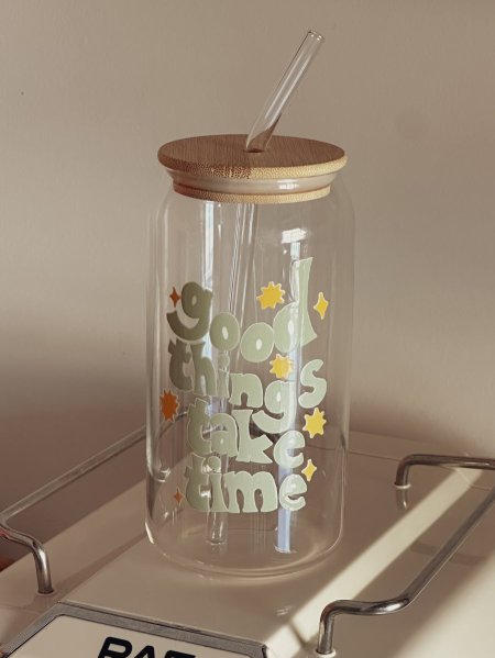 جرة شفافة بغطى خشب وشلمونة "good things take time"