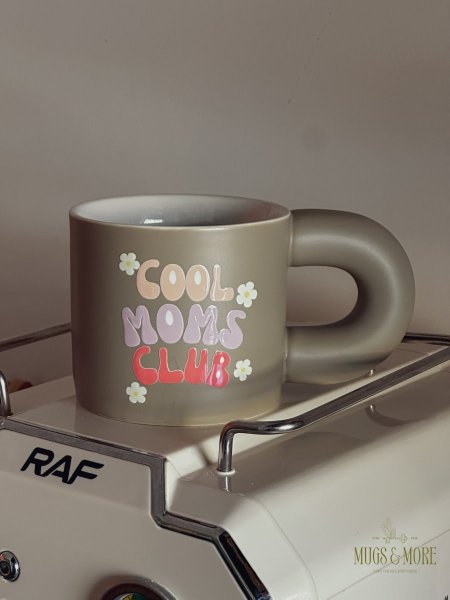 كوب مميز بعبارة "Cool moms club”