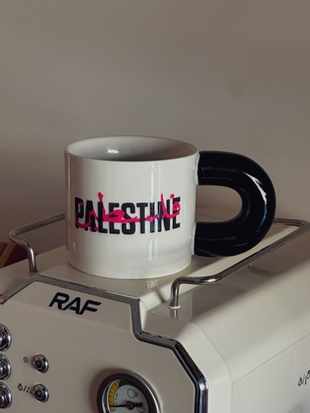 كوب بعبارة "فلسطين"