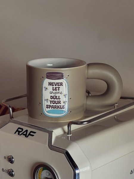 كوب مميز بعبارة "Never let anyone Dull your sparkle"