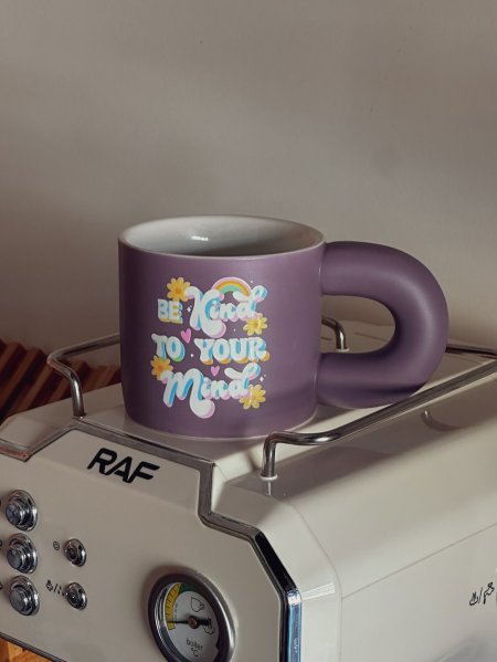 كوب مميز بعبارة "Be kind to your mind"