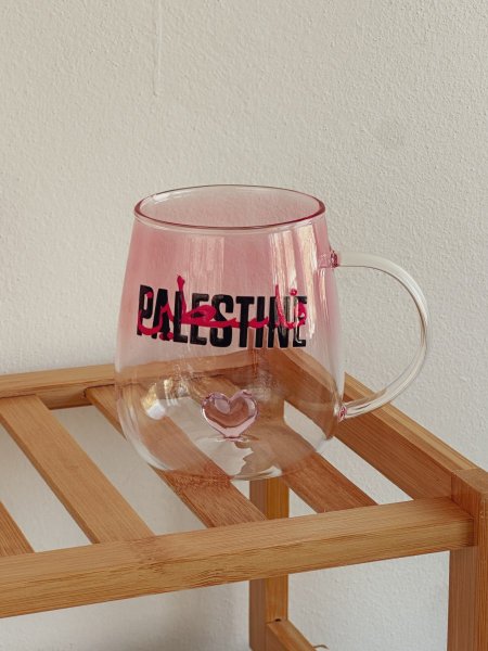 كاسة شفافة لون زهري حجم 400مل وبداخلها قلب تصميم فلسطين