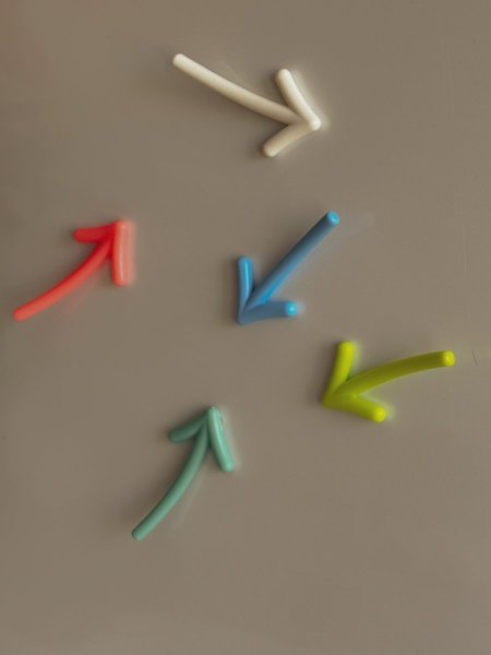 مغناطيس لباب الثلاجة شكل سهم بألوان جميلة