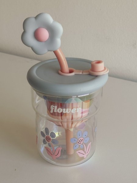 مطرة زجاج برسمات جميلة مع غطى سيلكون وشلمونة وعصارة حجم 500مل