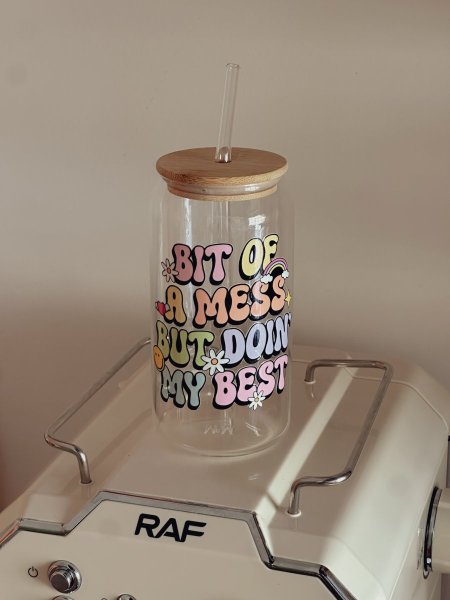 كوب بعبارة ”Bit of a mess but doing my best“
