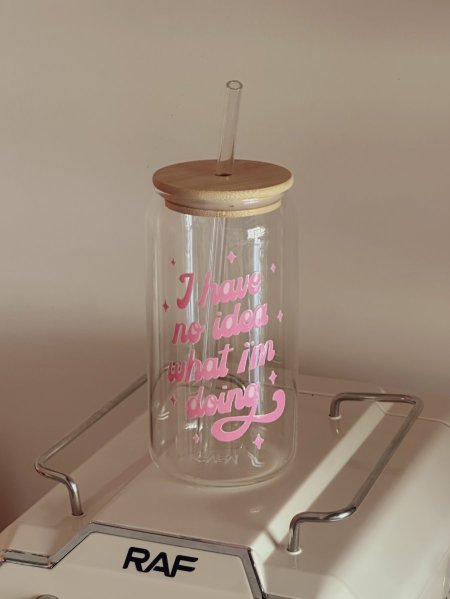 جرة شفافة بغطى خشب وشلمونة "I have no idea what i’m doing"