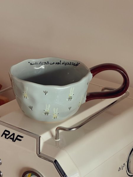 كوب "قهوة الدوام أهم من الدوام نفسه"