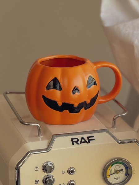 مج شكل قرعة مع عيون