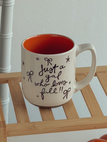 كوب خريفي بعبارة "just a girl who loves fall”