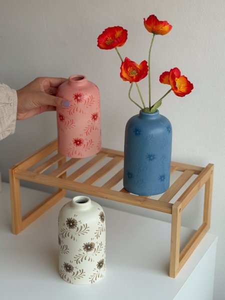 فازة برسمة ورد بألوان مختلفة