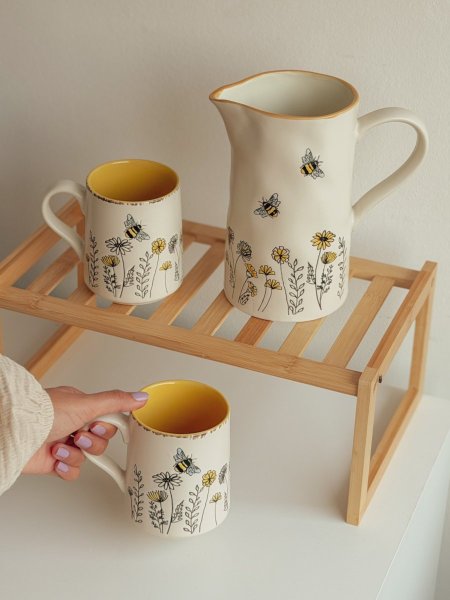 ابريق/ مج الربيع المميز مع نحل وورد اقحوان