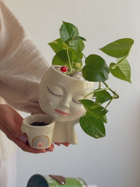 قوار زريعة شكل فتاة تحمل قوار