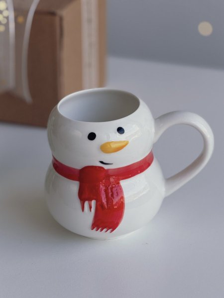 مج شكل رجل ثلج جميل مع لفحة