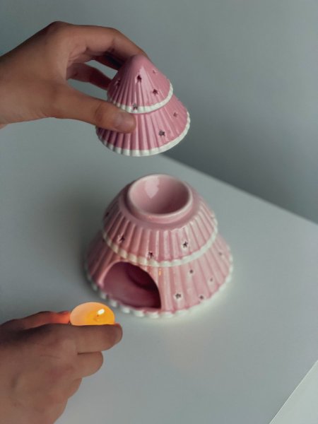 مبخرة قطعتين شكل شجرة لون زهري- يوضع فيها شمع وزيوت عطرية أو واكس ملت