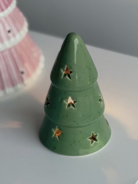 شمعدان حجم صغير شكل شجرة شتوية مميزة