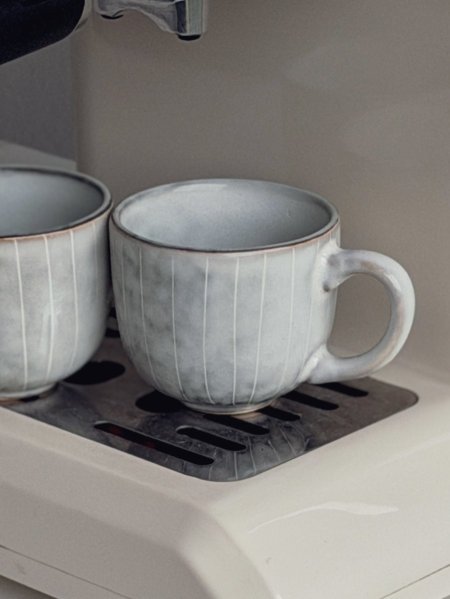 فنجان قهوة بورسلان حجم صغير موشح لون ابيض