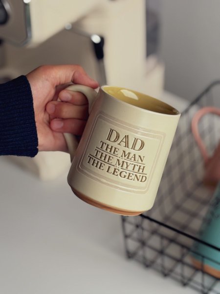 كوب الاب بعبارة " dad the man the myth the legend "