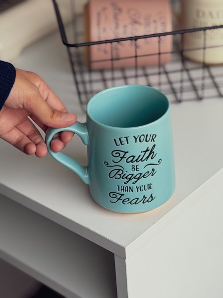 كوب بعبارة "let your faith be bigger than your fears"