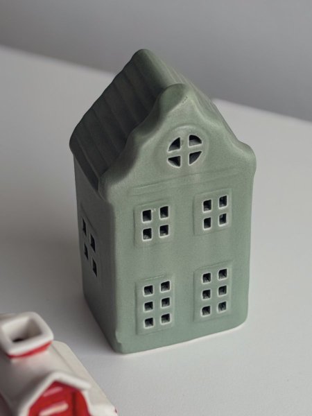 شمعدان شكل بيت لون اخضر بورسلان اضاءة ذاتية