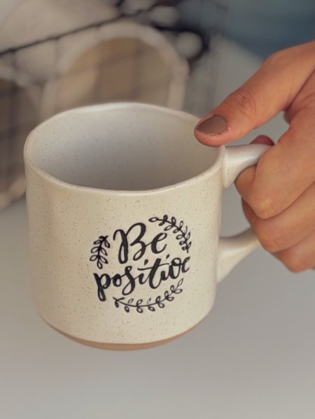 كوب هاند ميد بعبارة Be positive حجم 350ml